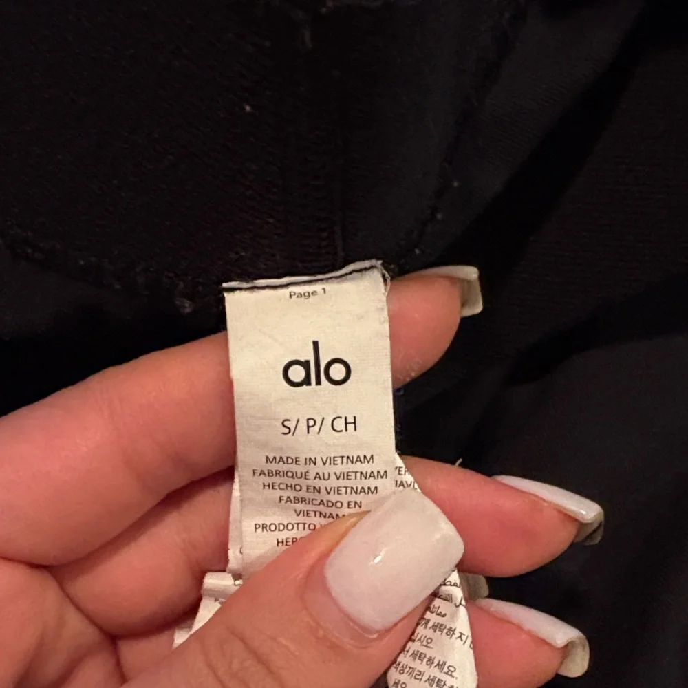 ALO Yoga Black Sports Bra and Leggings Set - Picture 4 of 5